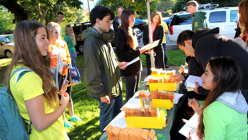 Students check into University of Oregon residence halls